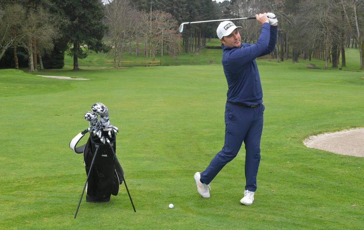 José Luis Adarraga ensaya un golpe junto a su bolsa de palos en el campo del Real Club Golf de La Coruña en A Zapateira.