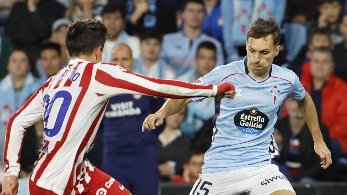 Bryan Zaragoza encara a un rival en la reciente visita del Atlético de Madrid a Balaídos.