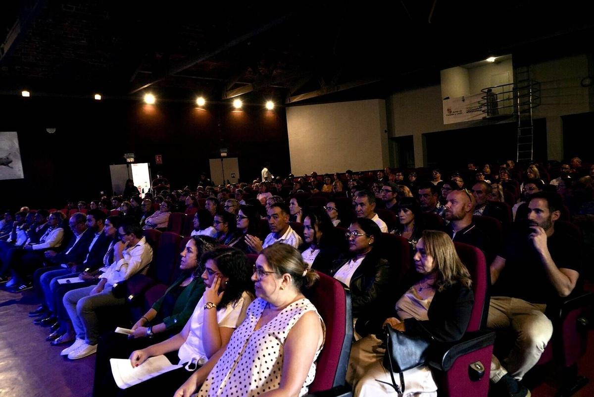El delegado de la Junta, Fernando Prada, entrega los diplomas de los programas mixtos de empleo de este 2026 a los participantes