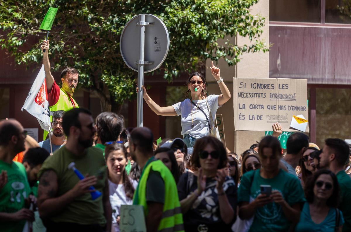 Las calles de Alicante se tiñen de verde por la manifestación de profesores el primer día de huelga de educación