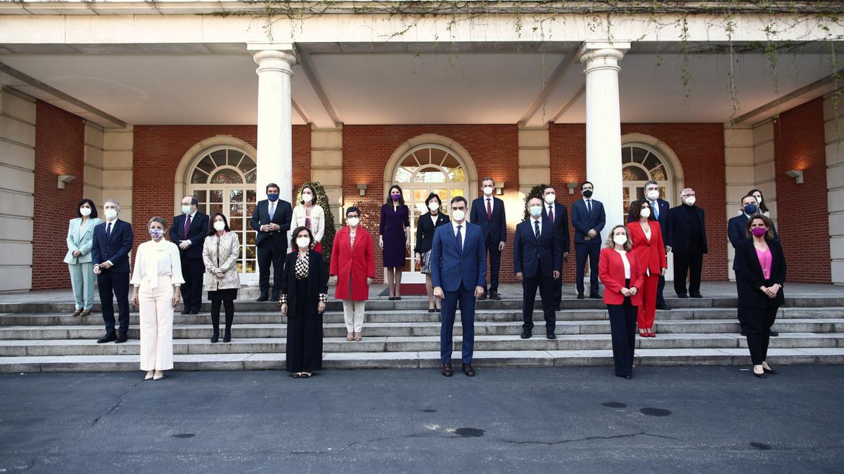 La salida de Castells, Celaá y Duque deja al Gobierno de Sánchez sin tres 'millonarios'