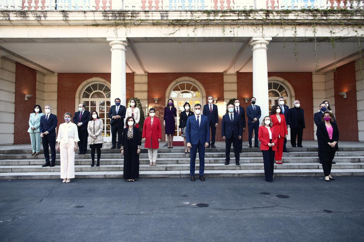 La salida de Castells, Celaá y Duque deja al Gobierno de Sánchez sin tres 'millonarios'