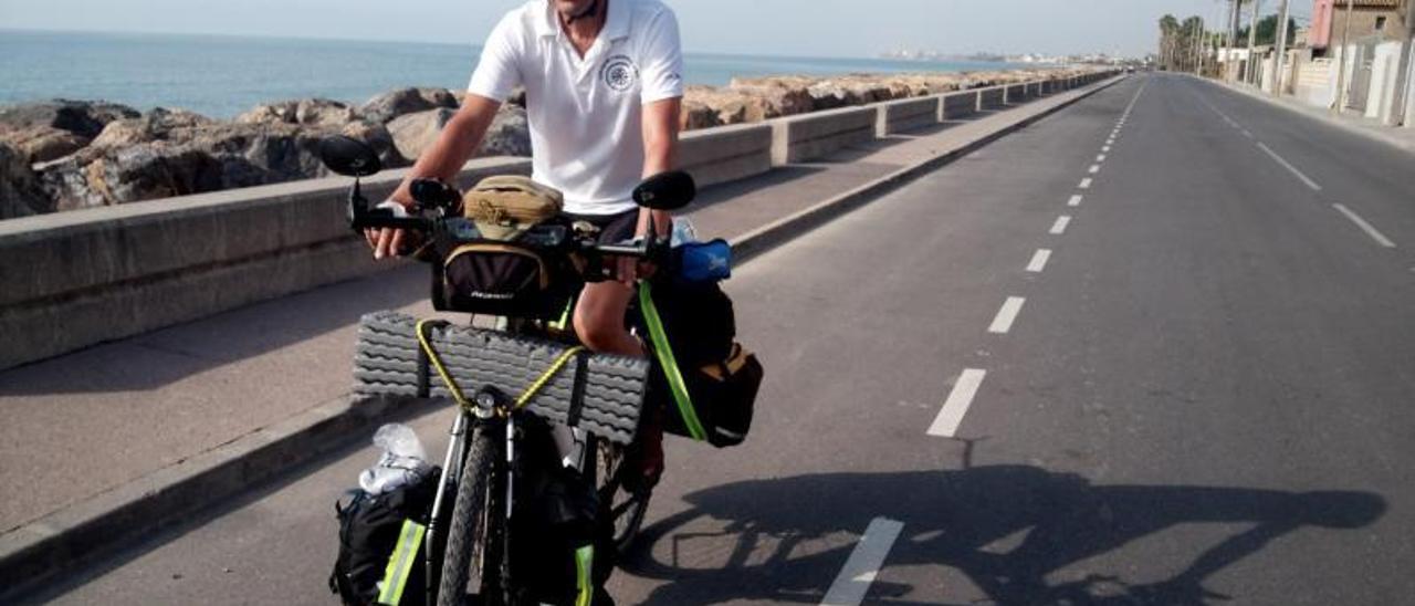 Tono Chamorro, en el segundo día de ruta, el  jueves, junto al mar Mediterráneo en las inmediaciones del puerto de Borriana. | LEVANTE-EMV