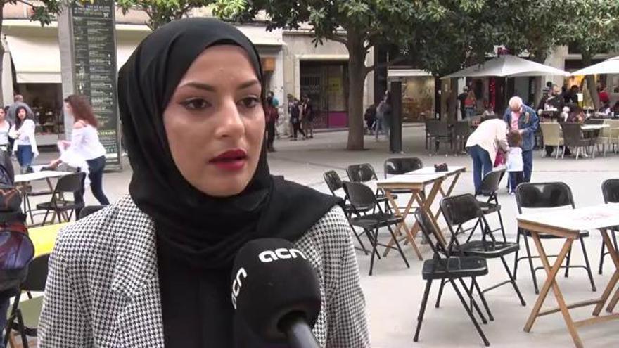 Converteixen la plaça de l'Ajuntament de Figueres en una biblioteca "humana"