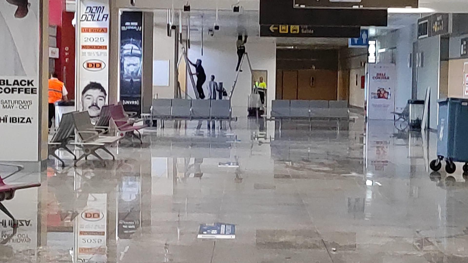 Estas son las mejores imágenes de las goteras en el aeropuerto de Ibiza