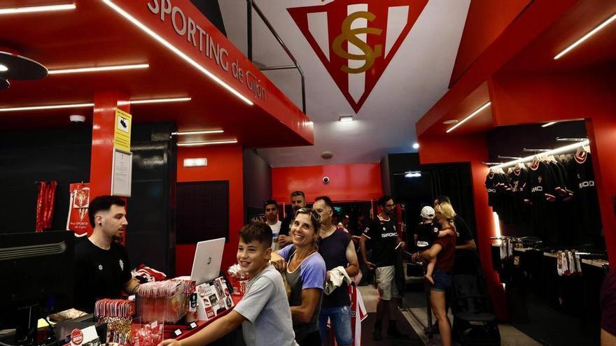 La nueva camiseta del Sporting desata la ilusión con colas desde su primer día a la venta: “Tiene que ser la del ascenso”