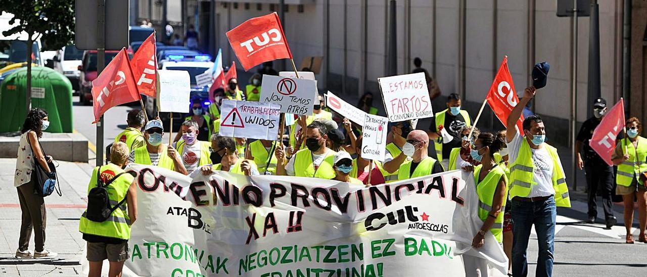 Protesta del personal de autoescuelas por las calles de Pontevedra. |   // GUSTAVO SANTOS