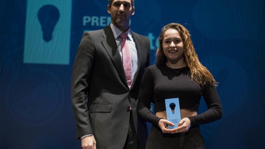 Rubén Burgos, tras dar el premio a Eva Vilar.