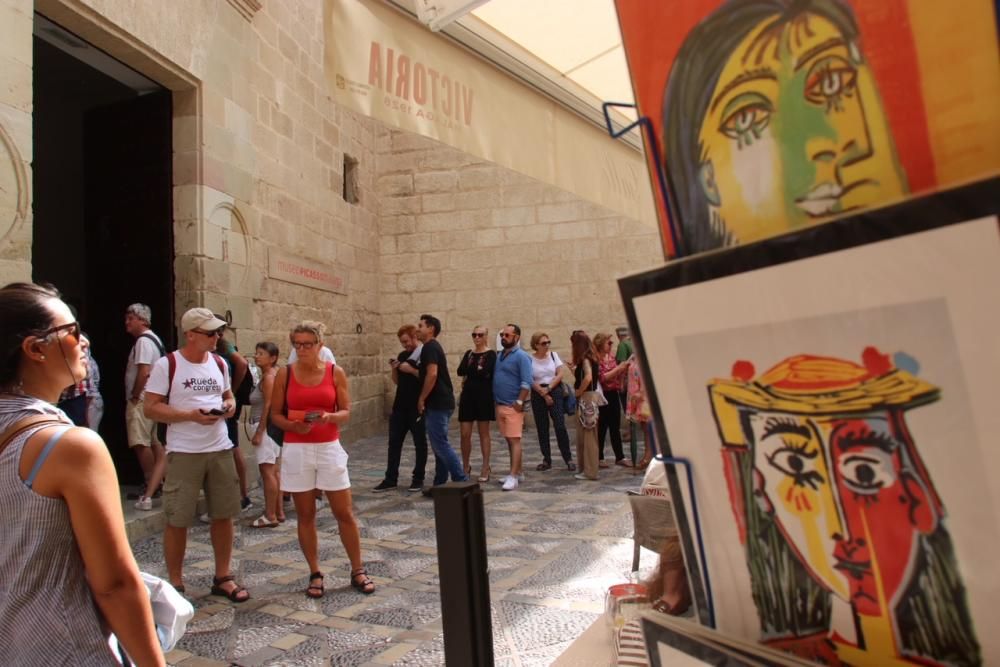 Largas colas en el Museo Picasso para despedir a Warhol