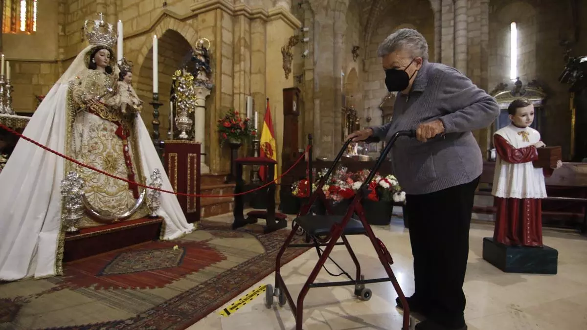 Martes 13: Los fieles acuden a San Lorenzo para el besamanos de la Virgen de los Remedios