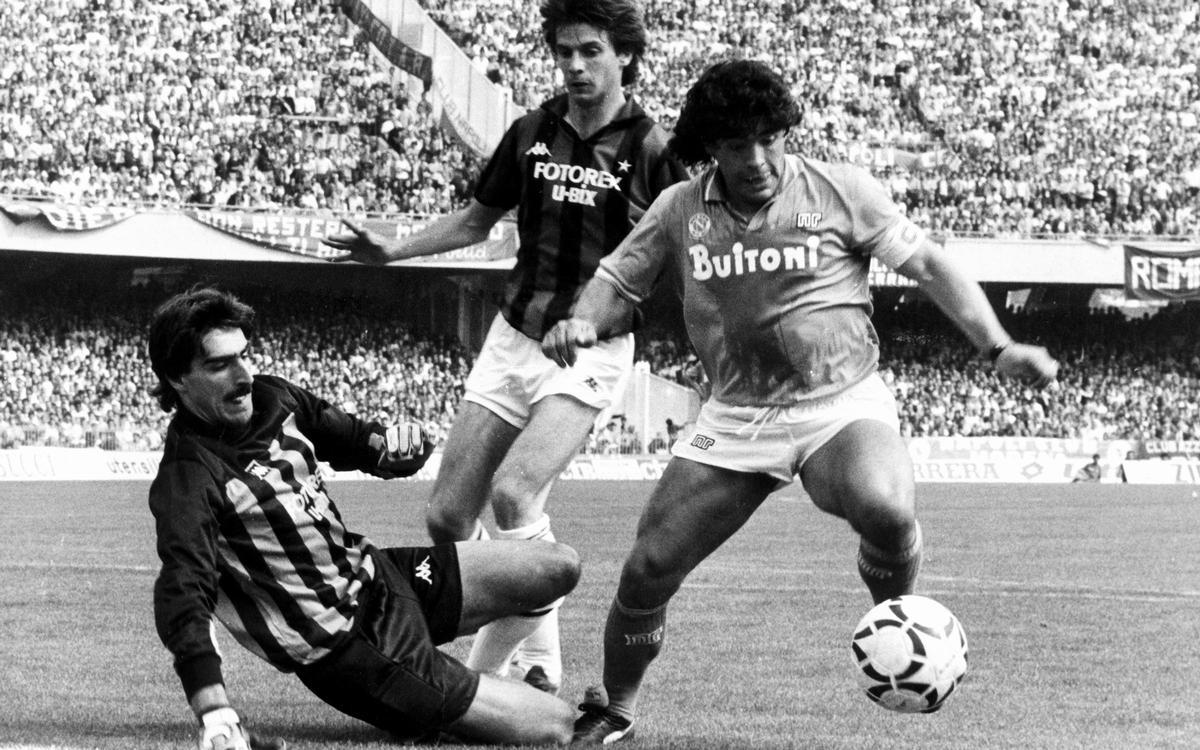 Diego Armando Maradona, enfrentando antes de anotar a Filippo Galli (centro) y el portero Giulio Nuciari del Milán en un partido de la primera división el 26 de abril de 1987 en el estadio San Paolo en Nápoles (Italia).