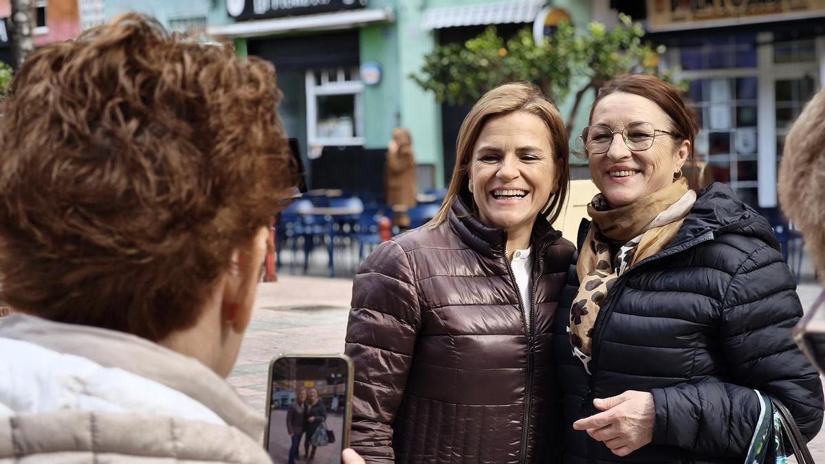Pilar Bernabé, futura candidata a la alcaldía de València, durante su visita a Tres Forques