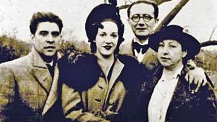 María Docampo (segunda por la izda.), junto a Castelao y su esposa, en 1938.