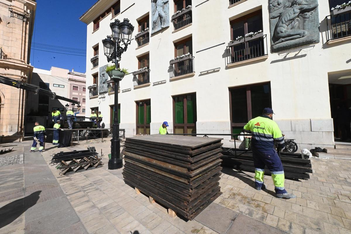 Desmontaje de Magdalena, en la plaza Mayor.