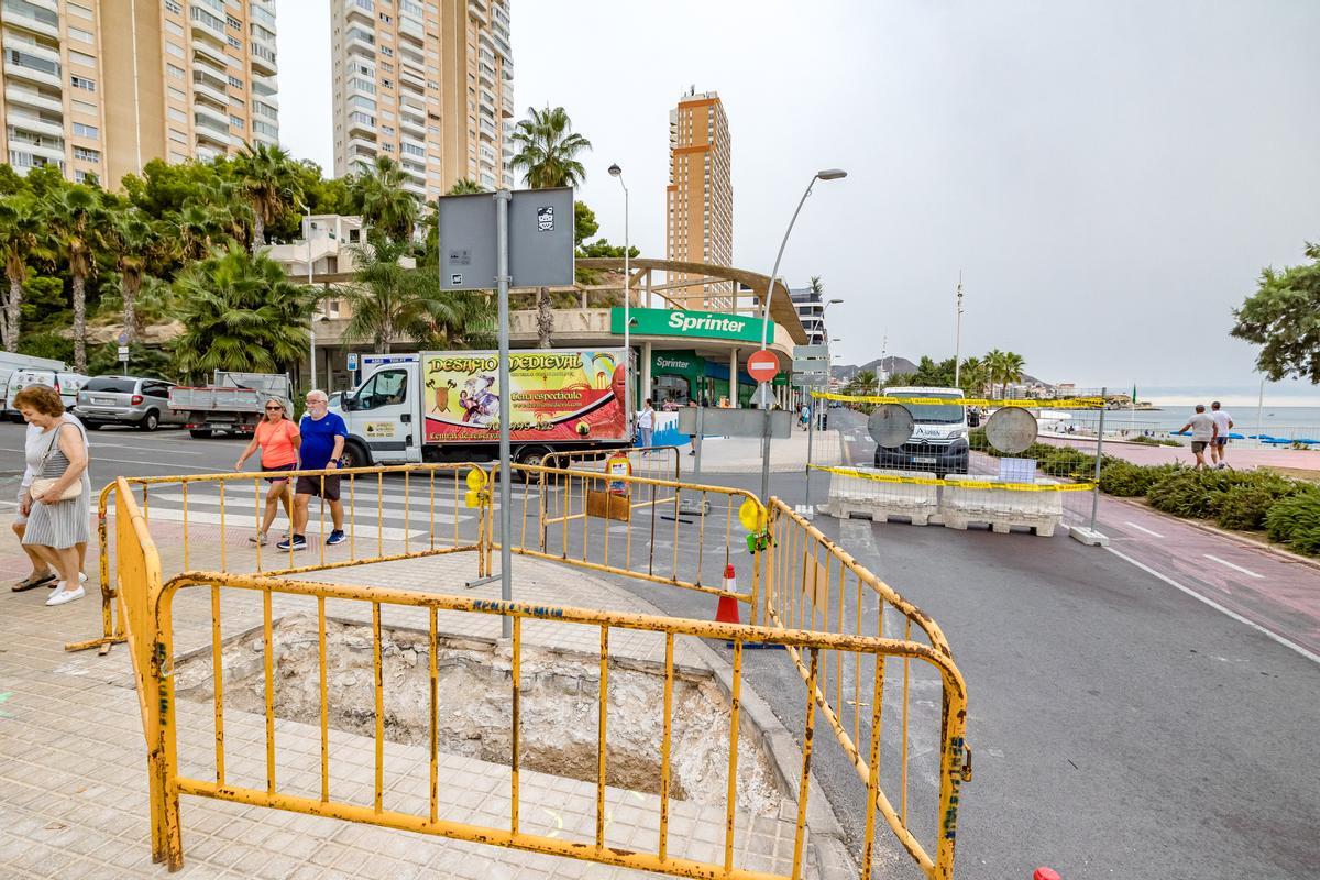 Primeros trabajos y desvíos de tráfico por las obras en la zona de Poniente en Benidorm.