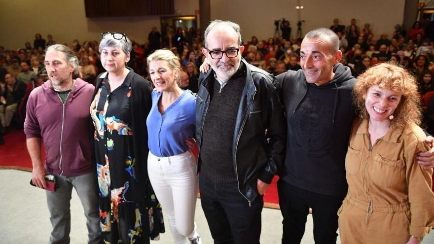 Yolanda Díaz, en el centro, con el resto de intervinientes en el acto de Sumar en A Coruña.
