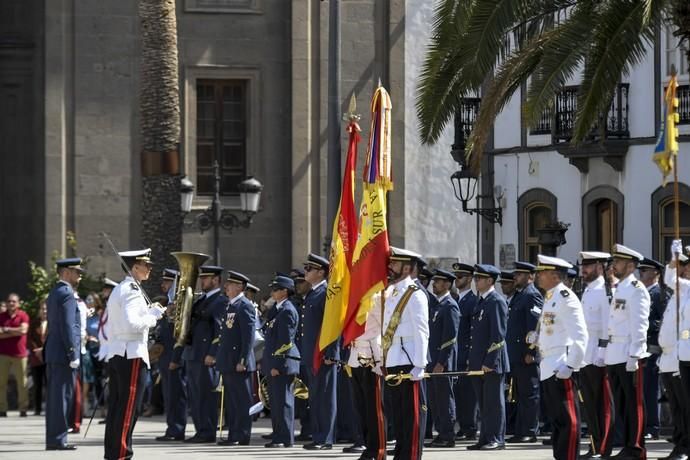 01-03-20  LAS PALMAS DE GRAN CANARIAS. PLAZA DE SANTA ANA. LAS PALMAS DE GRAN CANARIA. Jura de bandera en Santa Ana. Acto de jura o promesa ante la bandera de personal civil, en la plaza de Santa Ana, con motivo del 483 Aniversario de la InfanterÍa de Marina y el 80 Aniversario de la InfanterÍa de Marina en Canarias.    Fotos: Juan Castro.