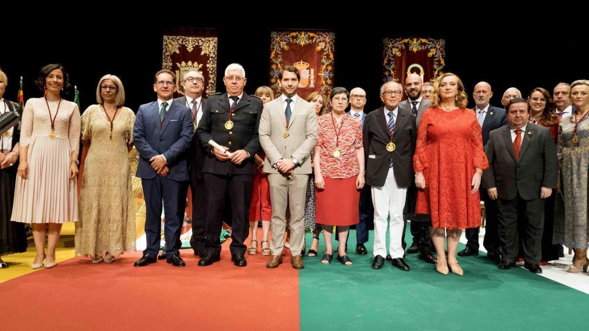 Los galardonados, con el alcalde y miembros de la Corporación municipal.