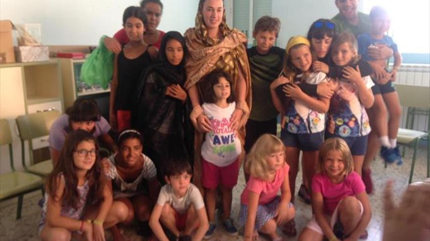 Yincana urbana y visita de las niñas saharauis a la escuela verano