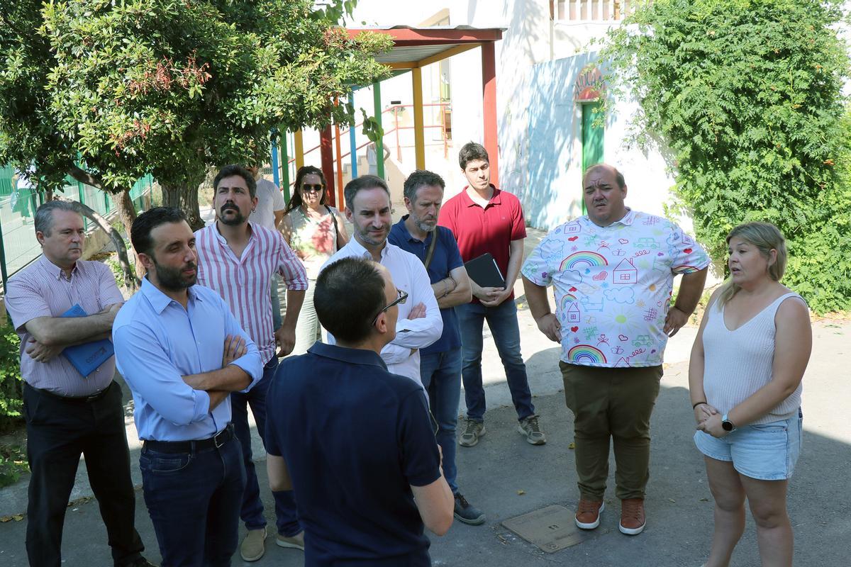 Participantes del Ayuntamiento de Sagunt comprobando la mejora de los colegios.
