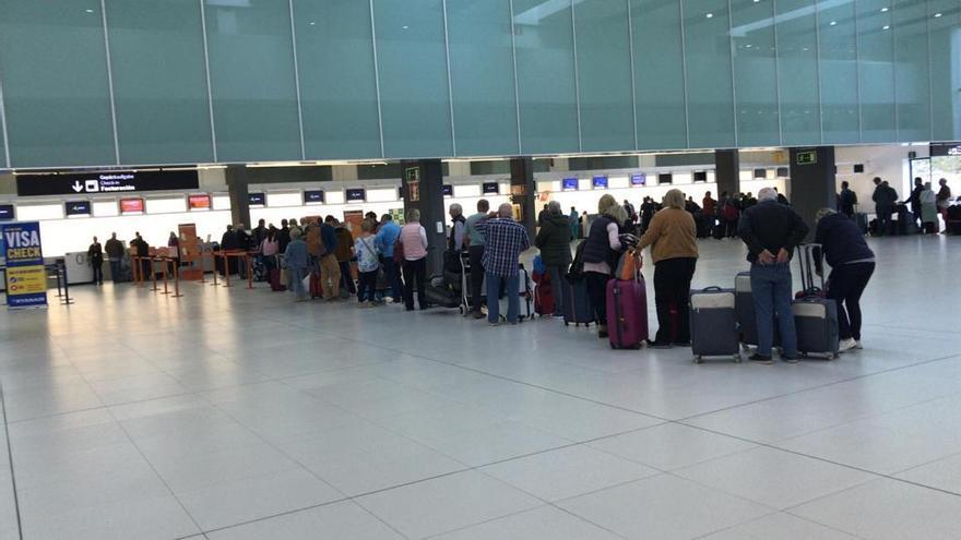 Colas de embarque en el aeropuerto de Corvera esta mañana