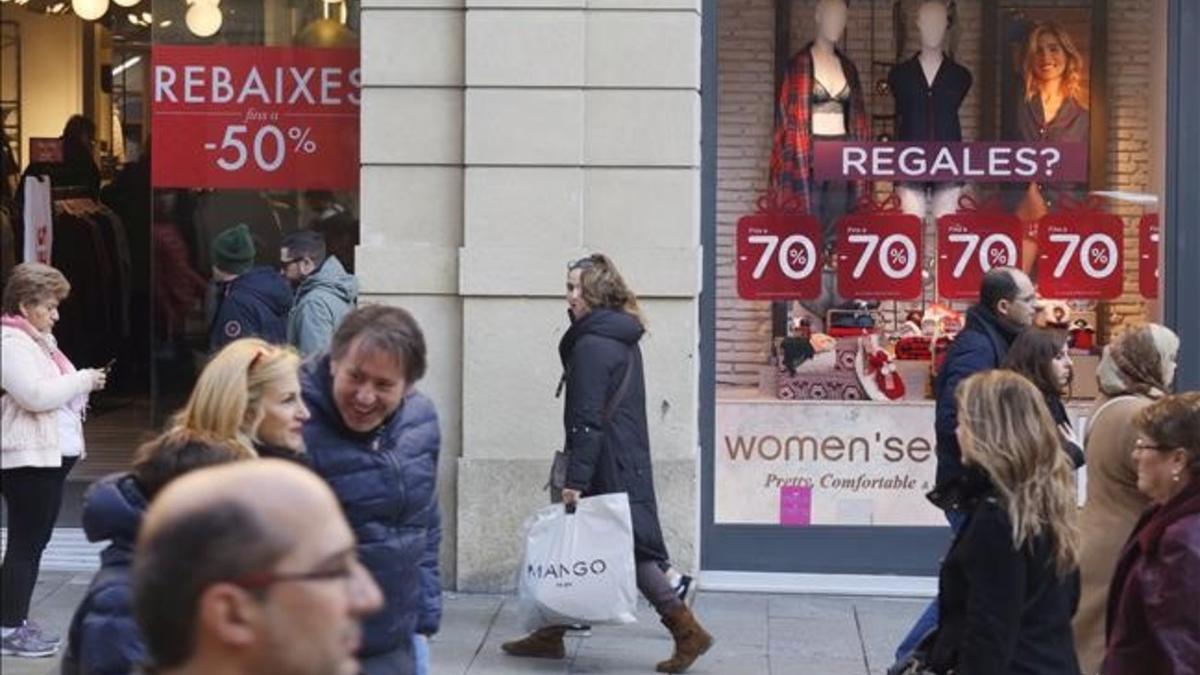 Tiendas con carteles de rebajas en el centro de Barcelona el 2 de enero del 2017.