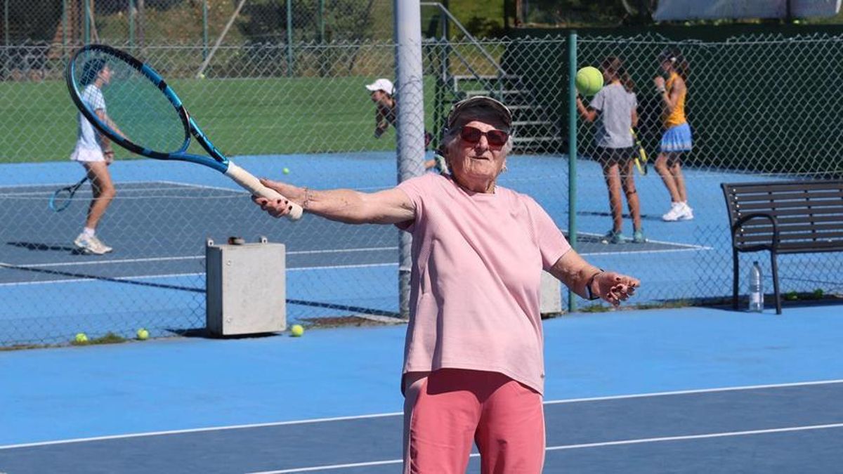 Juego, set y partido a sus 90 años: Esther se engancha a la red Juego, set y partido a sus 90 años: Esther se engancha a la red