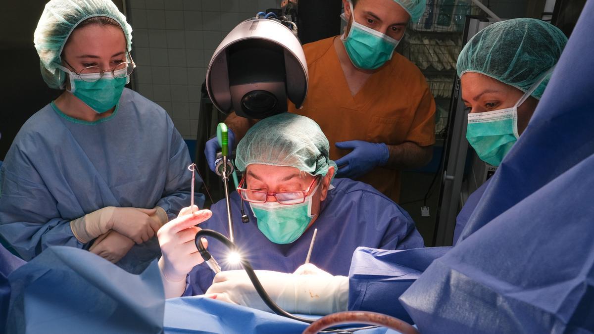 Imatge d'un equip practicant una cirurgia colorectal.