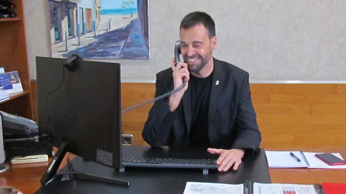 El alcalde de Vinaròs, Guillem Alsina, en su despacho atendiendo llamadas.