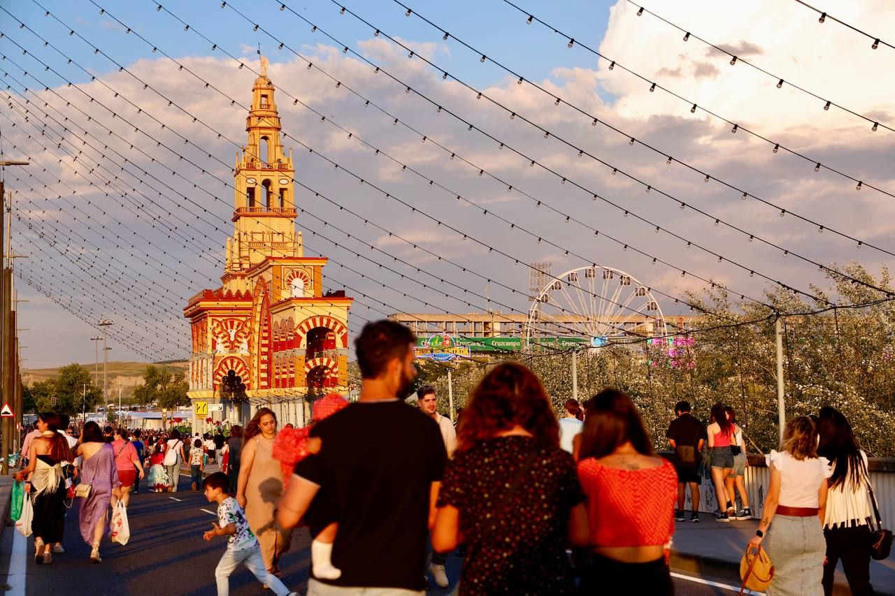 El Arenal se anima desde primera hora en el día del inicio de la Feria de Córdoba