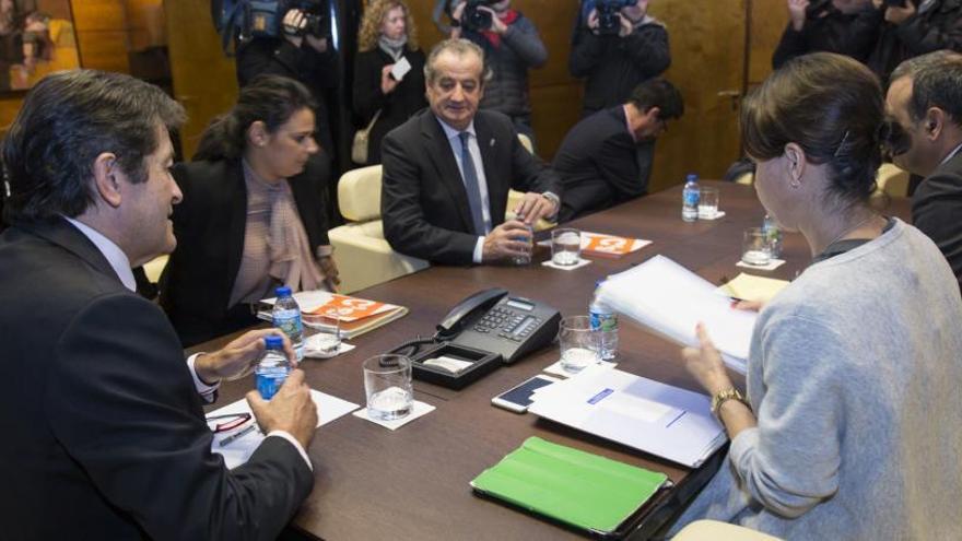 Los diputados de Ciudadanos, durante una reunión con el presidente del Principado y la consejera de Hacienda.