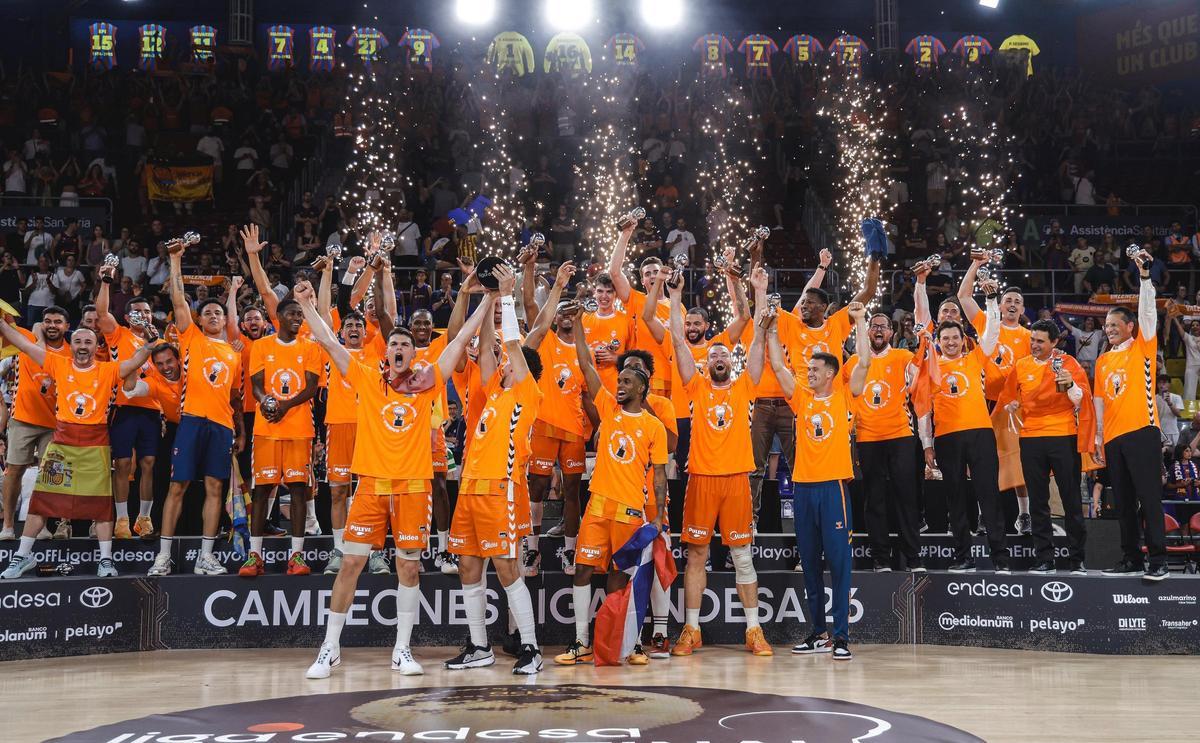 Jaime Pradilla levanta al cielo el título de la Liga Endesa junto a Josep Puerto, este miércoles en el Palau Blaugrana
