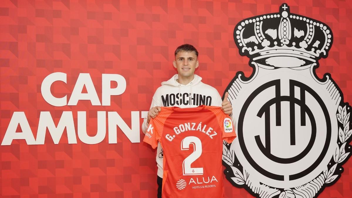 Giovanni González posa con la camiseta del Mallorca
