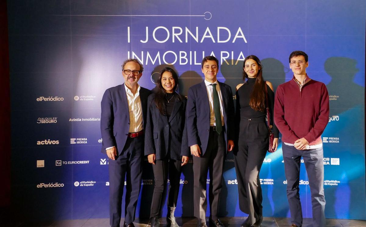 De izquierda a derecha: Víctor Sardá, director del Grado Inmobiliario de la Universidad Politécnica de Madrid (UPM); Andrea Martínez, responsable de comunicación y marketing del Grado Inmobiliario de la UPM; Gabriel Santamarina, periodista de Prensa Ibérica; Silvia Pérez Reynés, estudiante del Grado Inmobiliario de la UPM, y