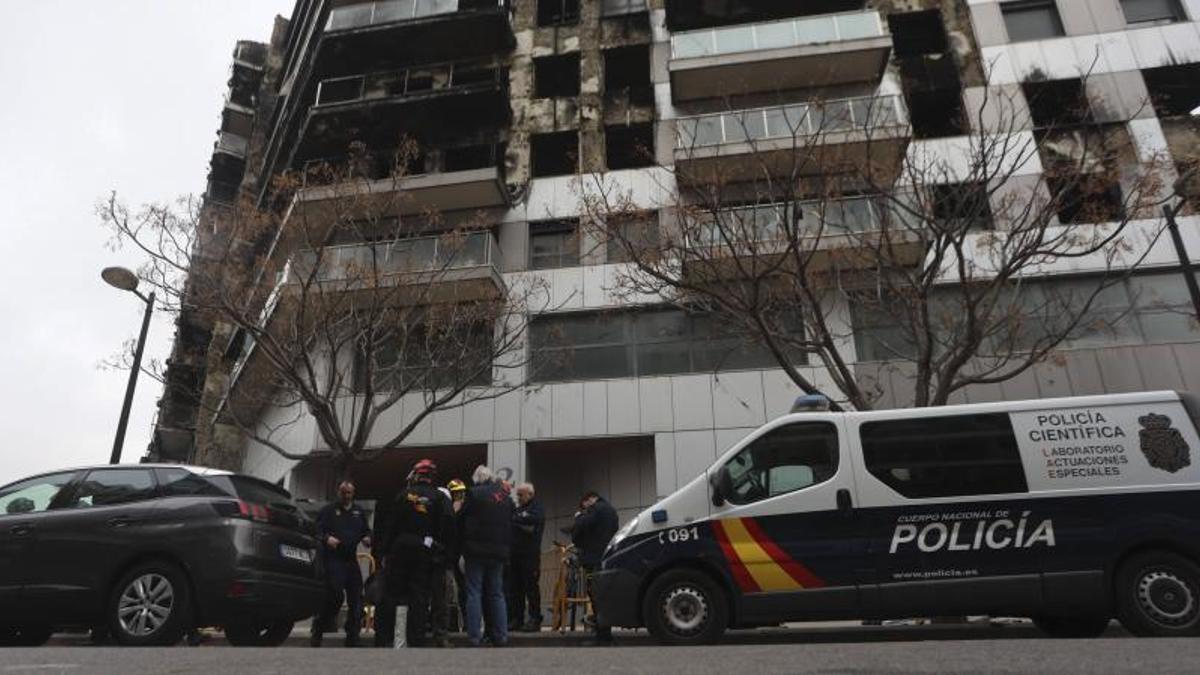 Los peritos de las aseguradoras en el edificio incendiado en Campanar.