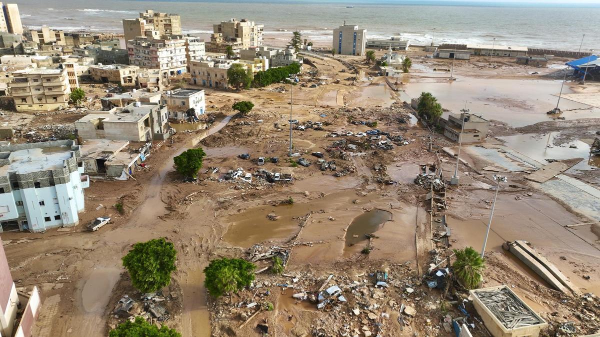 Una vista aérea de la ciudad de Derna, en Libia.La tormenta 'Daniel' ha dejado una devastación sin precedentes en la ciudad de Derna, en el este de Libia, con más de 2.400 personas fallecidas y al menos 7.000 desaparecidas solo en Derna, aunque la cifra en todo el país puede alcanzar los 10.000 desaparecidos.