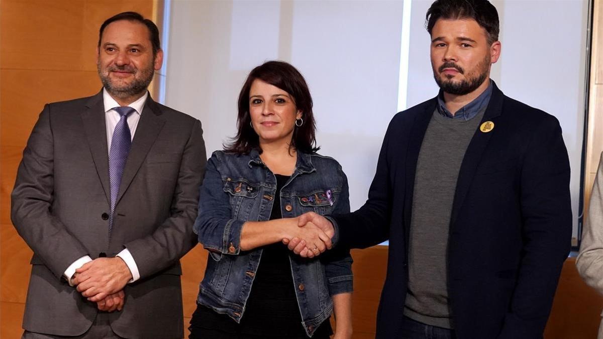 Los negociadores del PSOE: José Luis Ábalos y Adriana Lastra, con el representante de ERC, Gabriel Rufián.