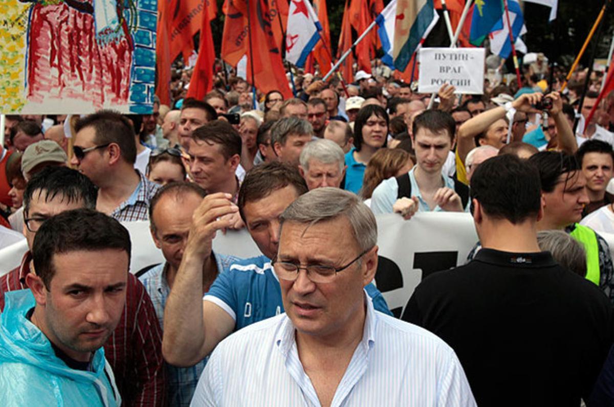 L’exprimer ministre rus Mikhaïl Kassiànov (centre) assisteix a una manifestació contra el Govern juntament amb milers de russos per protestar contra les noves pràctiques de seguretat policial aplicades pel president Putin.