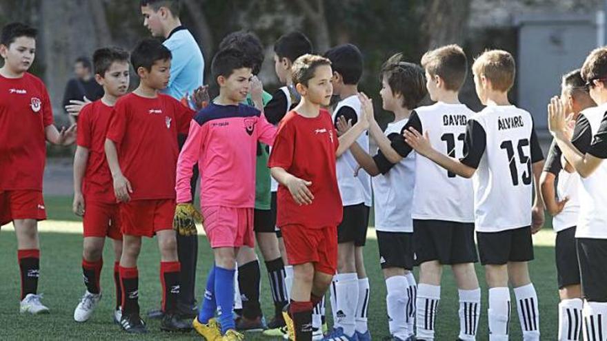 El inicio de un partido de fútbol base.