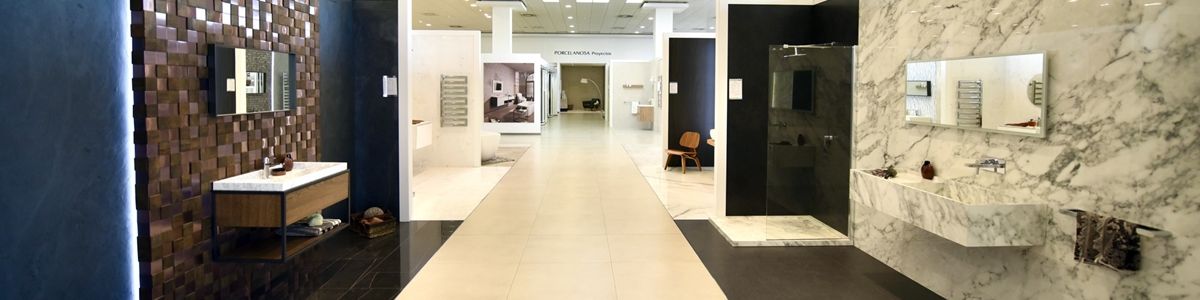 Varias exposiciones de cuartos de baño, en las instalaciones de Porcelanosa en Córdoba