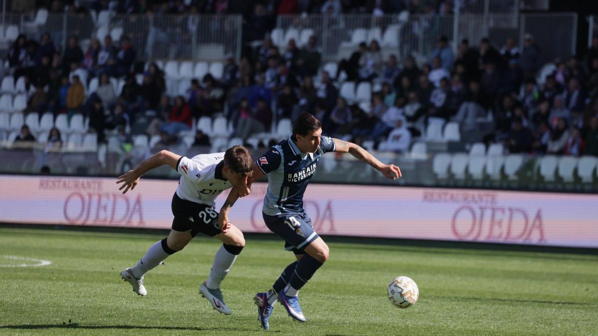 Sergi Guardiola, durante una acción en el encuentro ante el Burgos en El Plantío.