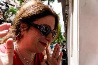 Leire Díez se da de baja del PSOE tras dos horas de interrogatorio en Ferraz y un encuentro con Santos Cerdán