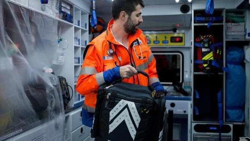 Marcos Penas, sin el equipo de protección individual, en una ambulancia del 061. // EFE / B. L.