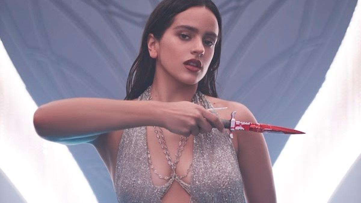 Rosalía, en una imagen del videoclip de 'La fama'