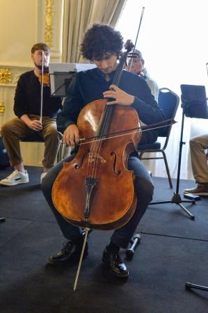 Encuentro con el joven violonchelista Kevin Santana en el Gabinete Literario