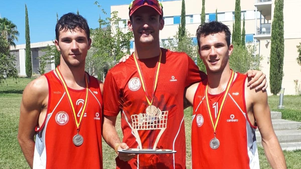 Rubén (izquierda) y Óscar Noguero (derecha), junto al técnico Raúl Alonso, con el trofeo conseguido.