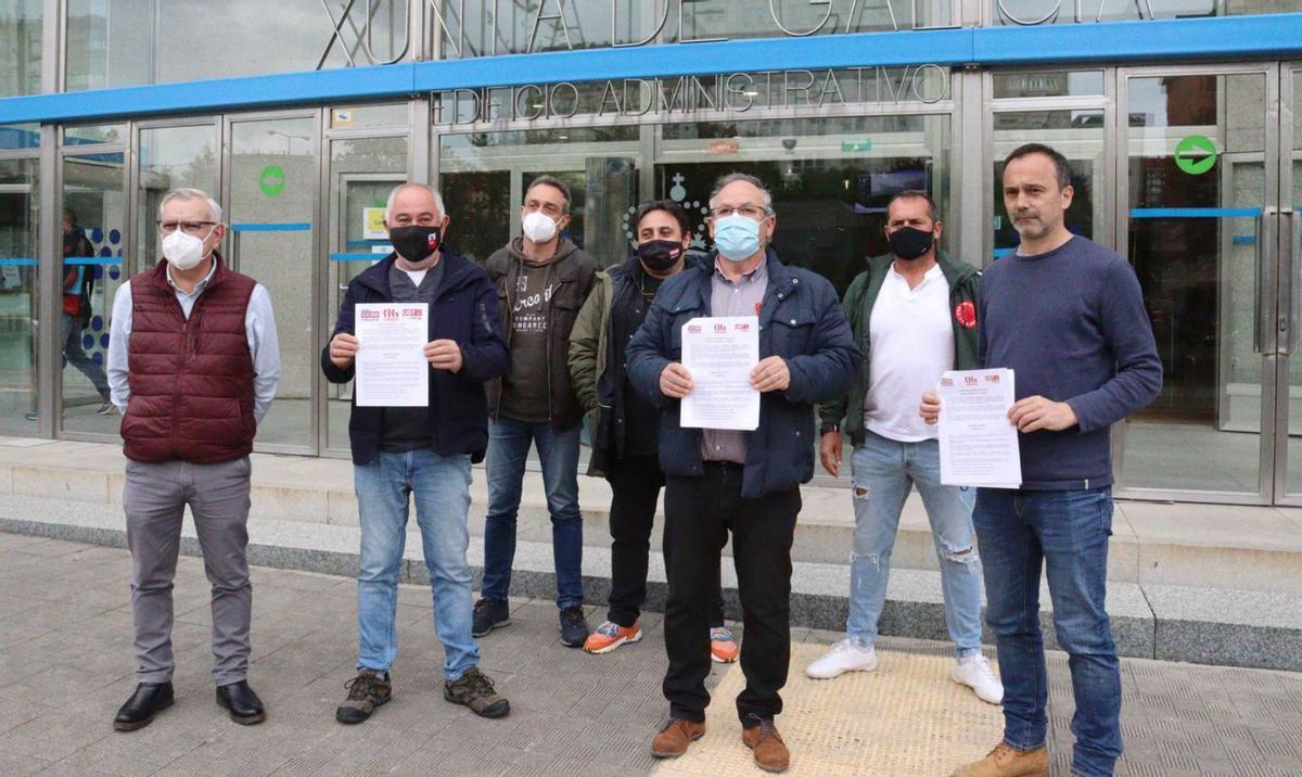 Representantes sindicales, delante del edificio de la Xunta donde presentaron la convocatoria. |   // L .O.