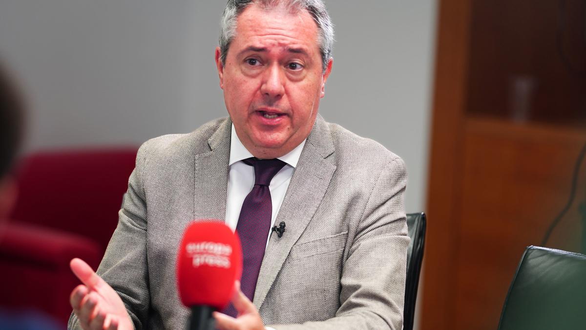 El secretario general del PSOE-A, Juan Espadas, , durante la entrevista concedida a Europa Press, a 28 de julio de 2023, en Sevilla (Andalucía, España).