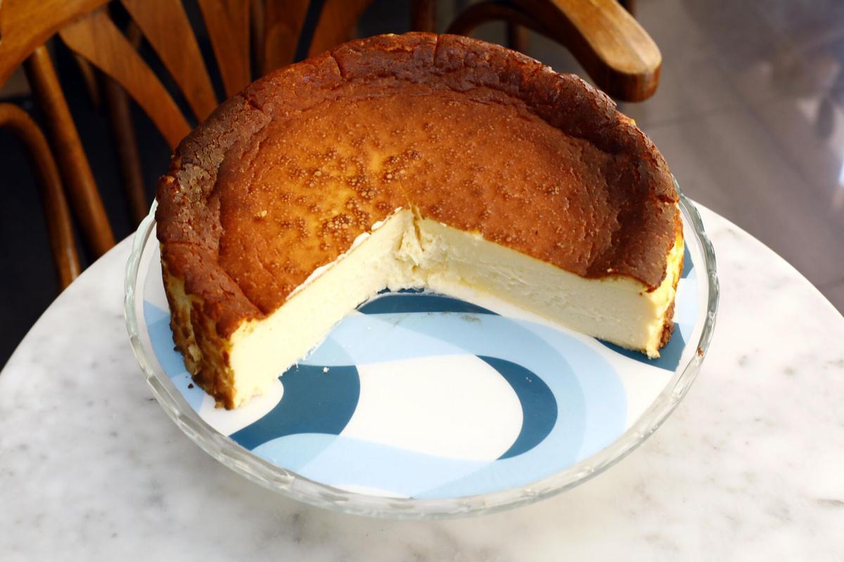 En imágenes | El Buñuel, el café de barrio de ambiente acogedor con una de las mejores tartas de queso de Zaragoza