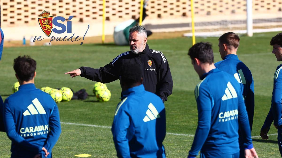 David Navarro da instrucciones durante el entrenamiento de ayer.